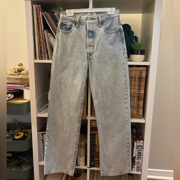 Levi’s Ribcage Straight Ankle Jeans - Picture 2 of 4